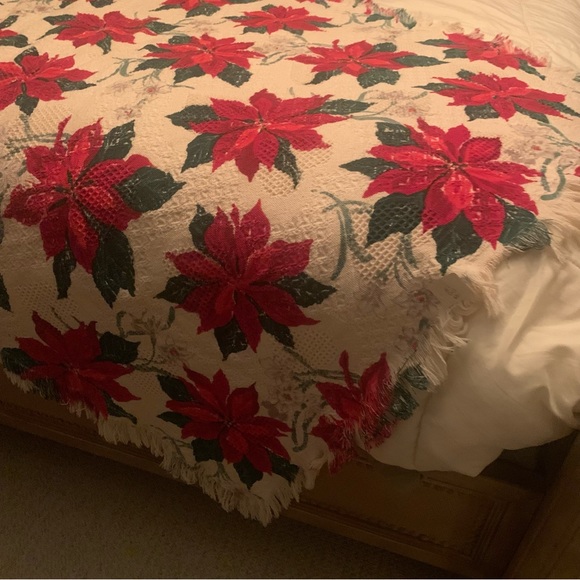 Christmas Throw Red and Green Pointsettias on Cream Background 40” by 50” Clean! - Picture 3 of 7